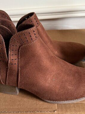 Arizona Cognac Ankle Booties Perforated Faux Suede Back Zip Size 9
